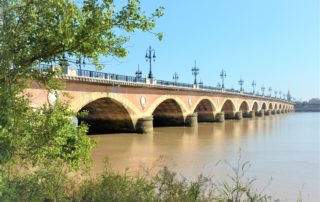 Le Pont de Pierre : un site beau touristique que vous pouvez rejoindre en taxi Bordeaux